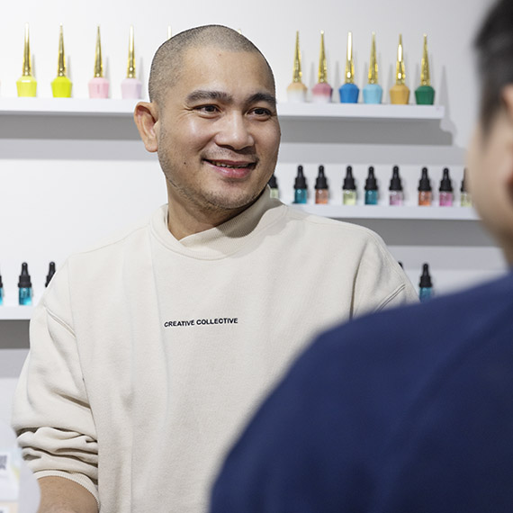 Smilende ansat fra Nail Pro i Lyngby.